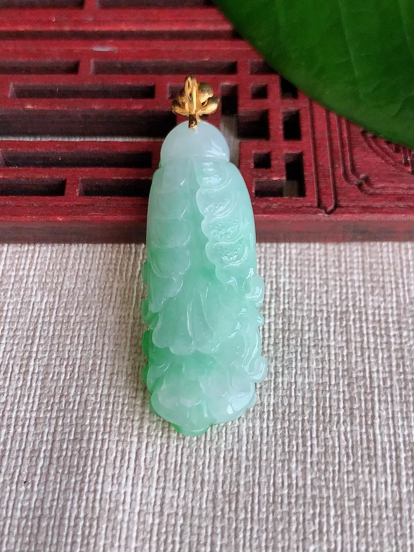 天然A货翡翠18K金扣头飘绿白菜吊坠 尺寸46.5×40.4×16×8.8m量9.00g 0704