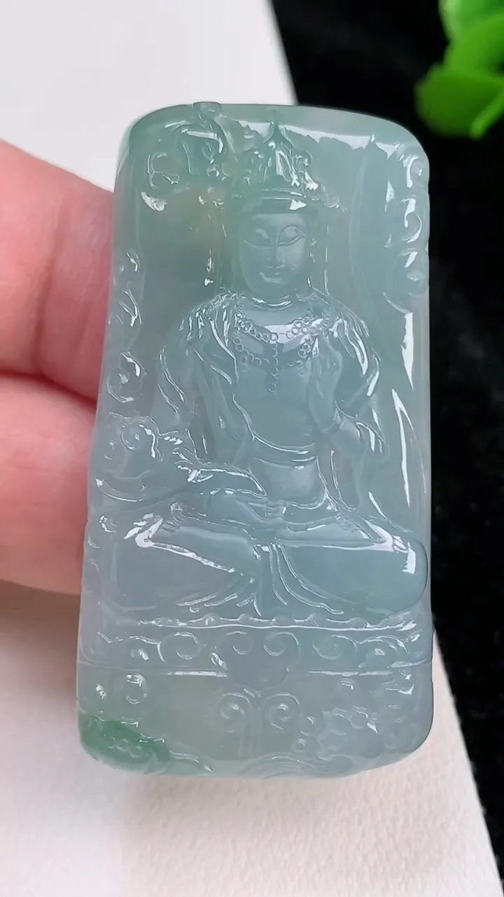 天然A货翡翠大势至观音菩萨吊坠，尺寸51.5-27.5-6.8，重量:25.19g
7月4日