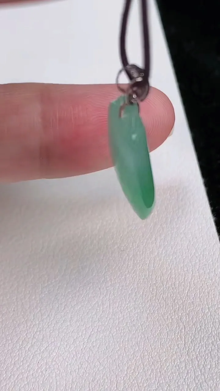 天然A货翡翠福瓜吊坠，尺寸24.2-11.8-4.8，重量:2.85g
7月4日