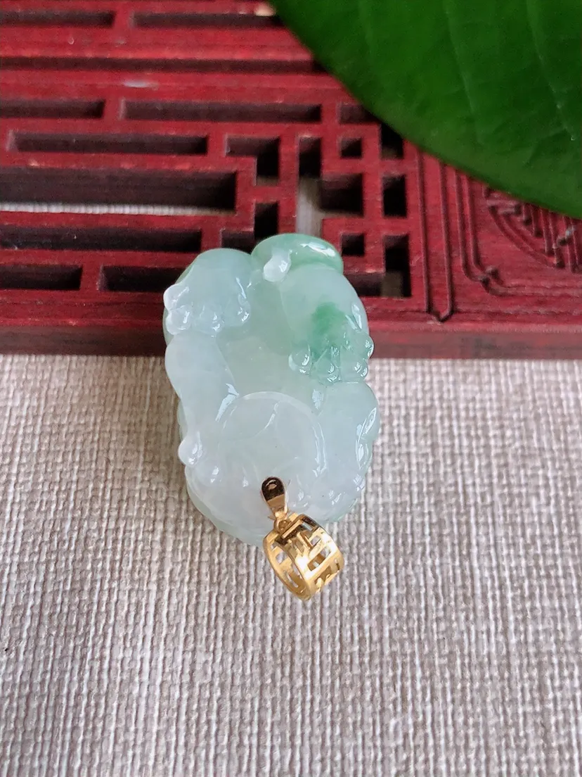 天然A货翡翠18K金扣头飘花招财貔貅吊坠尺寸26.6×18×12.4m量12.19g 0704