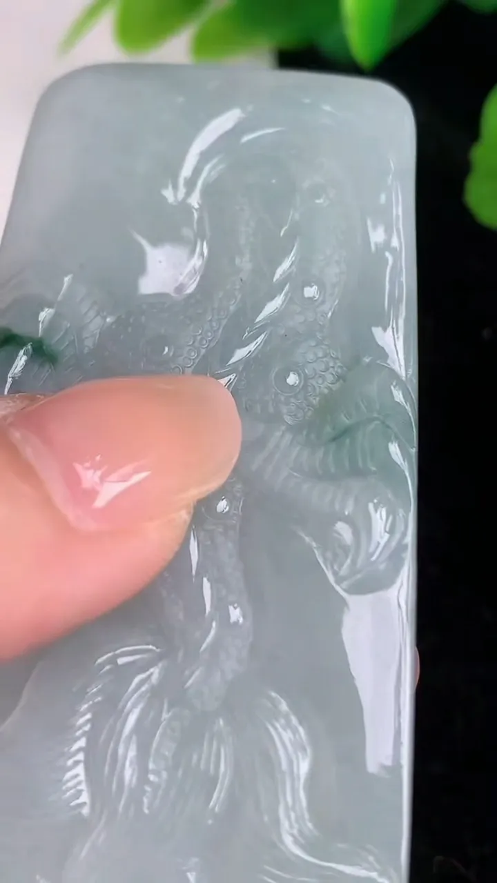 天然A货翡翠飘花御龙关公吊坠，尺寸67-35.4-9.4，重量:46.10g
7月4日