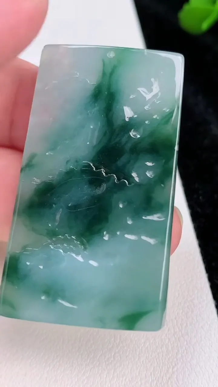 天然A货翡翠牌吊坠，尺寸47.5-28-5.4，重量:20.19g
7月4日