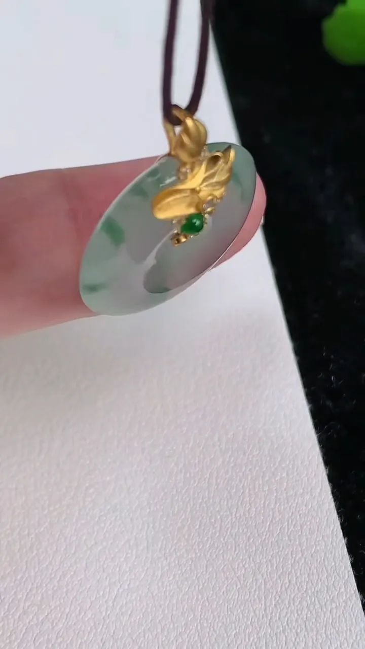 天然A货翡翠平安扣吊坠，尺寸20.5-4.5，重量:4.35g
7月4日