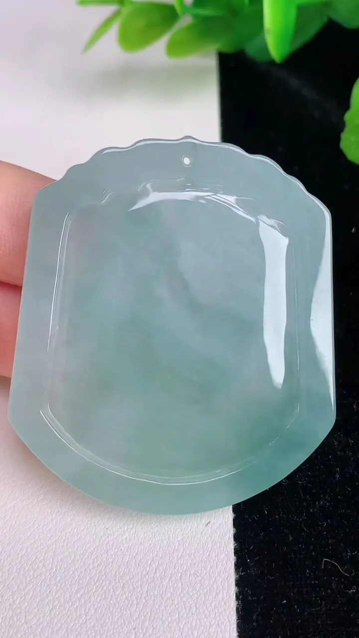 天然A货翡翠生肖鸡吊坠，尺寸53.8-47.4-5.4，重量:30.75g
7月4日
