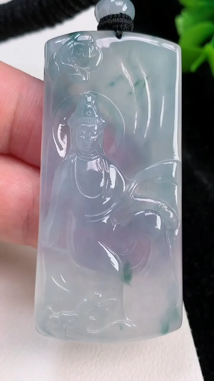 天然A货翡翠种飘花观音菩萨吊坠，尺寸58.7-29-4.7，重量:24.49g
7月4日