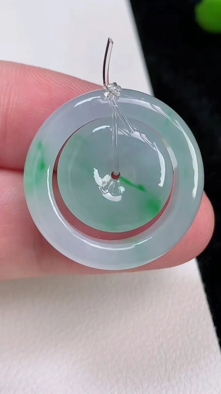 天然A货翡翠母子平安扣吊坠，尺寸18.6-5.2-3.4/16.4-5.2，重量:7.55g
7月4
