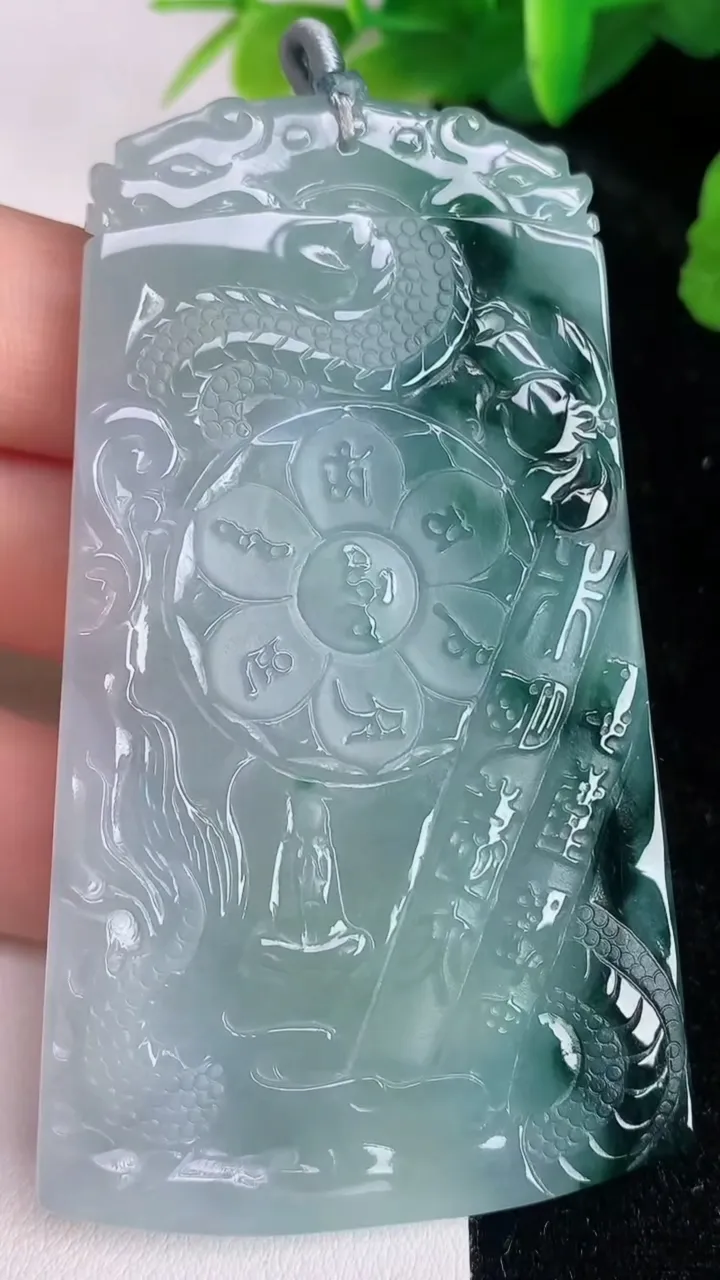 天然A货翡翠飘花祥龙文殊菩萨吊坠，尺寸77.2-45.2-7.2，重量:52.60g
7月4日