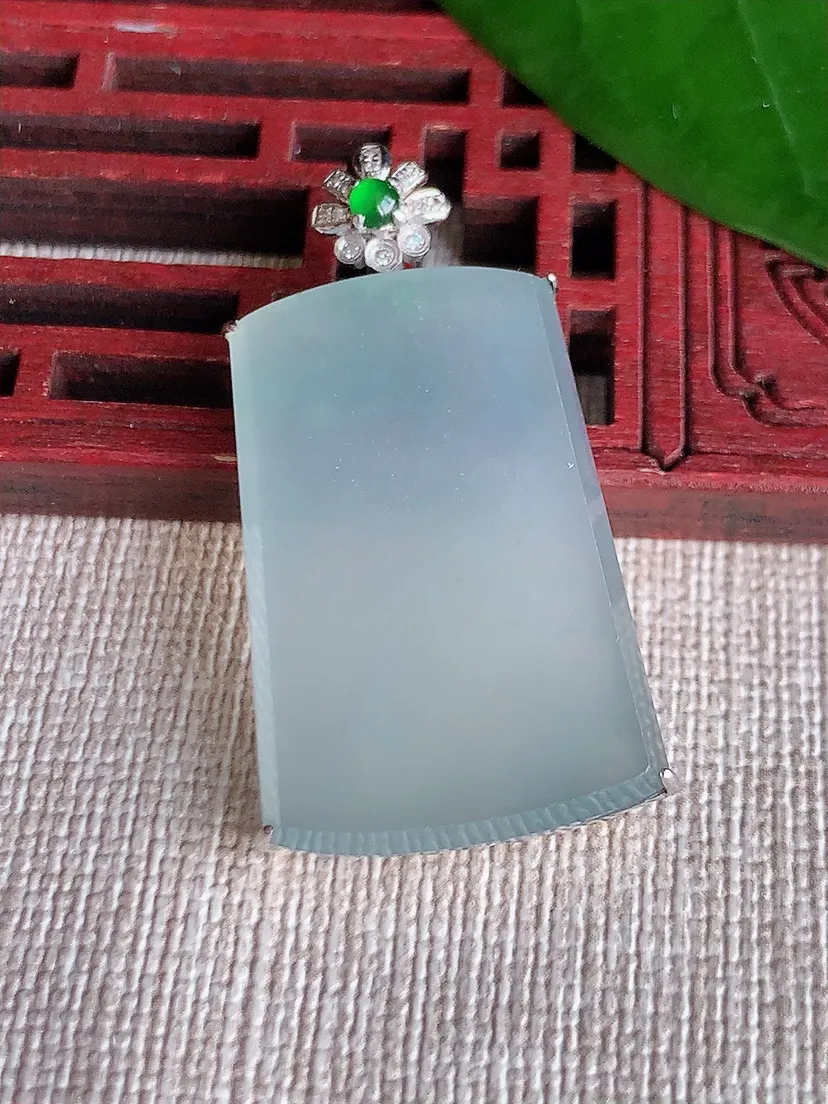 天然A货翡翠18K金伴晴水无事牌吊坠尺寸37.7×29.4×19.7×6m量7.05g 0702