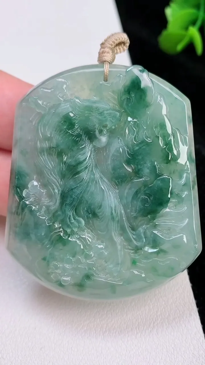 天然A货翡翠生肖虎吊坠，尺寸54.3-45.4-5.4，重量:30.65g
7月4日