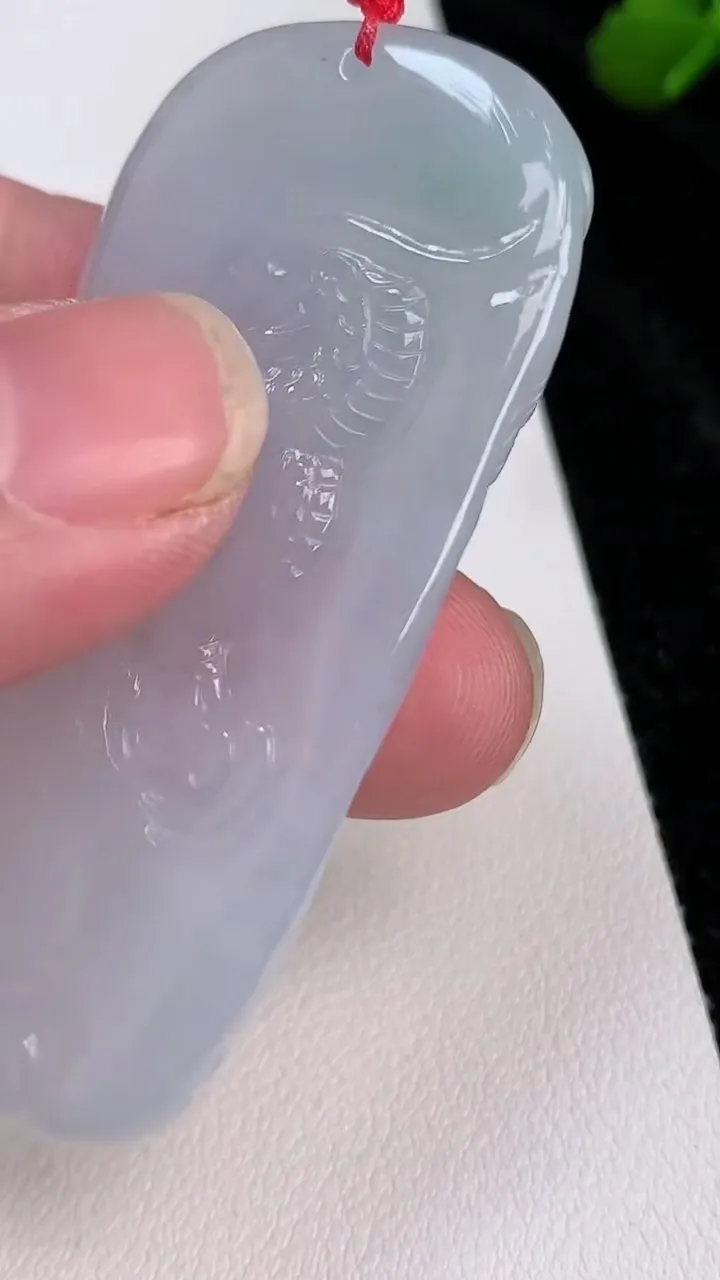 天然A货翡翠龙牌吊坠，尺寸59.6-26.4-8.8，重量:25.50g
7月4日