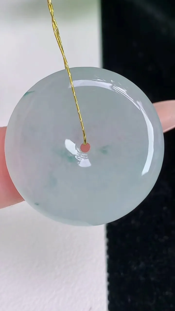 天然A货翡翠平安扣吊坠，尺寸27.2-5，重量:8.07g
7月4日