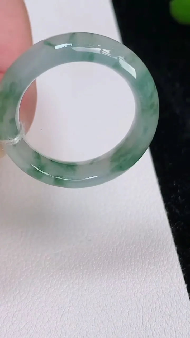 天然A货翡翠戒指指环，尺寸20.4-6.8-3.7，重量:6.00g2025年7月4日
工厂直销收藏佳品,种好水足，色泽均匀，有种有色，上手高大气！