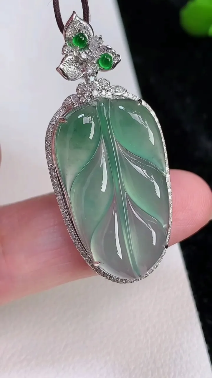天然A货翡翠金枝玉叶 叶子吊坠，尺寸40.3-18-9.8，裸石26.6-15重量:5.05g
7月4日