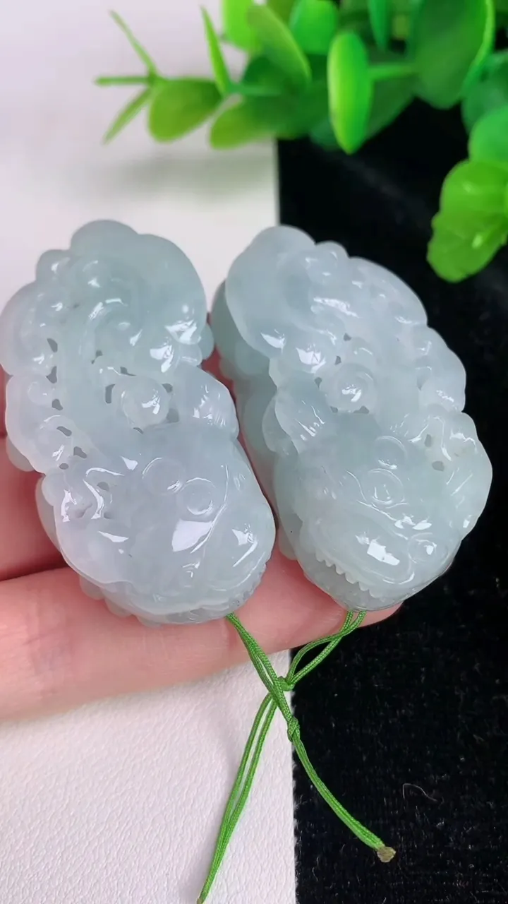 天然A货翡翠飘花貔貅吊坠一对，尺寸47-24.6-16.3，重量:78.66g
7月4日