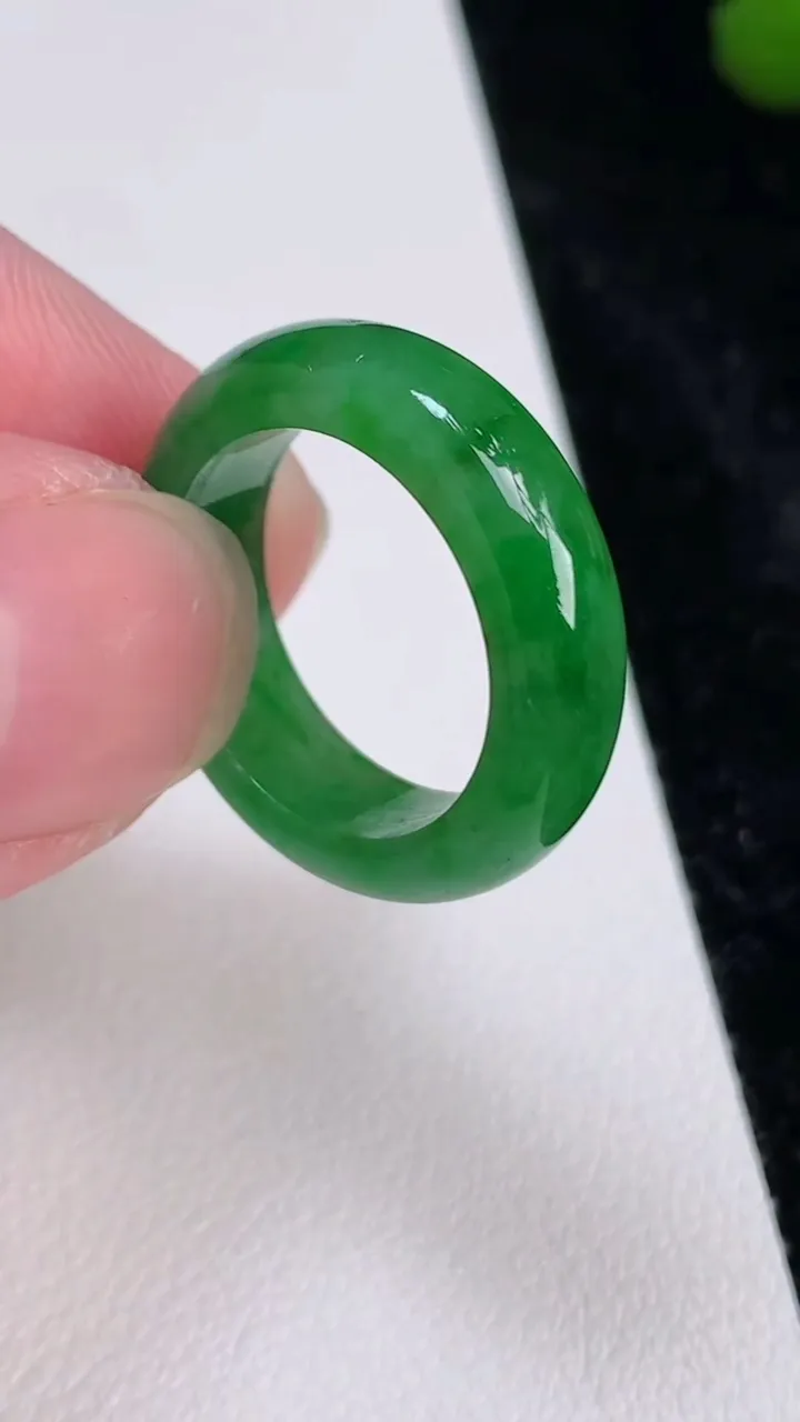天然A货翡翠戒指指环，尺寸17-5.7-3.1，重量:3.80g2025年7月4日
工厂直销收藏佳品,种好水足，色泽均匀，有种有色，上手高大气！