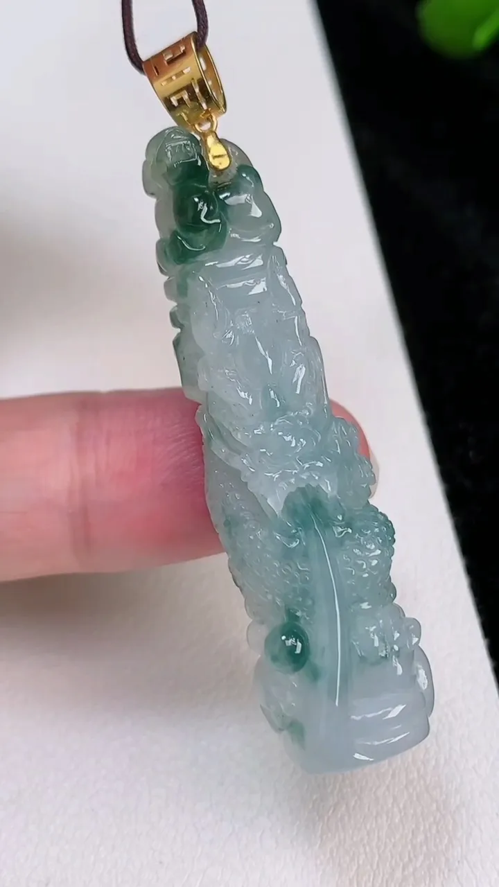 天然A货翡翠降魔杵吊坠，尺寸49-13-9.6，重量:10.80g
7月4日