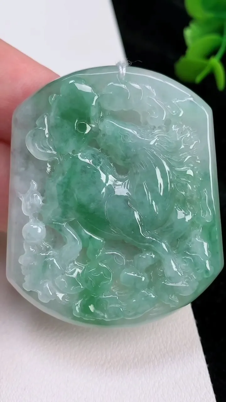 天然A货翡翠生肖马吊坠，尺寸53.8-45-5，重量:29.95g
7月4日