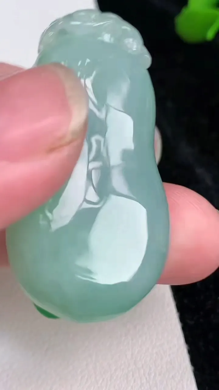 天然A货翡翠福瓜吊坠，尺寸44-23.6-12.3，重量:27.27g
7月4日