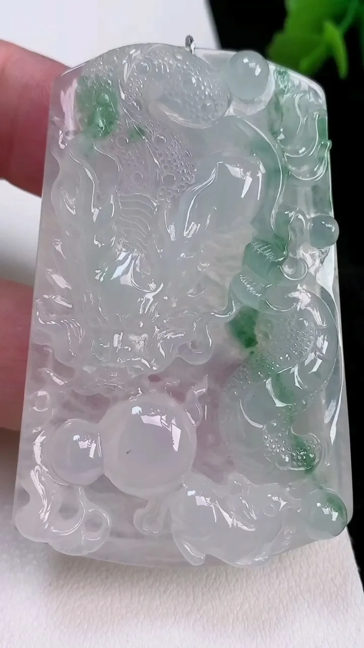 天然A货翡翠龙牌吊坠，尺寸61.4-41-6.6，重量:34.58g
7月4日