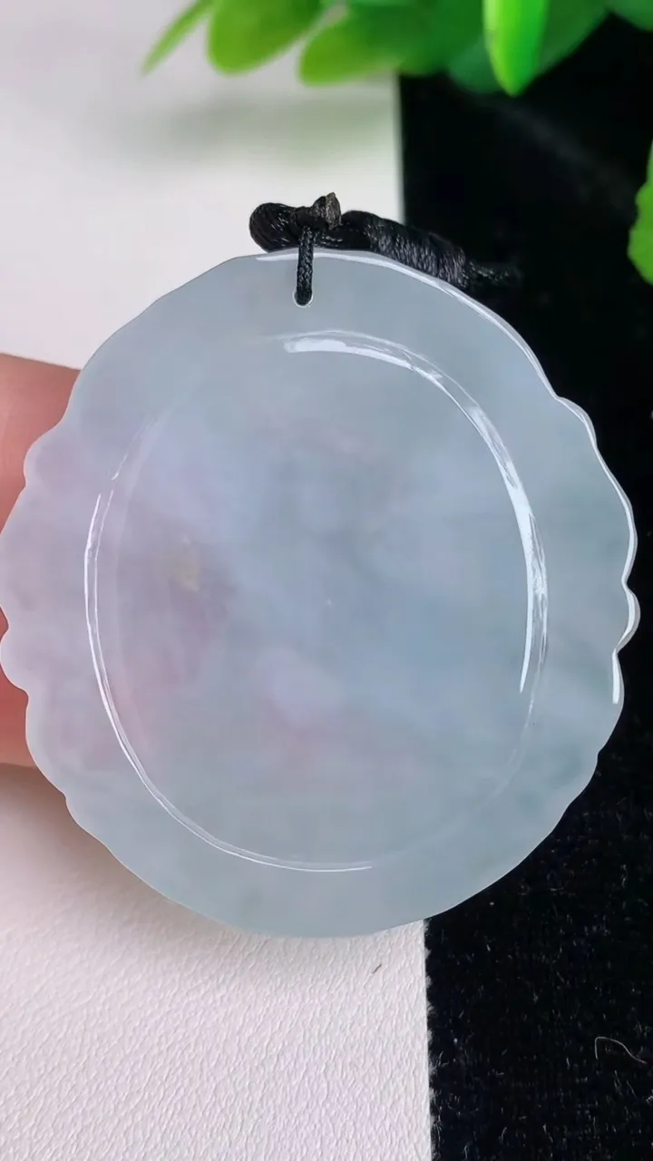 天然A货翡翠飘花生肖猪吊坠，尺寸48.8-44.8-5.6，重量:20.35g
7月4日