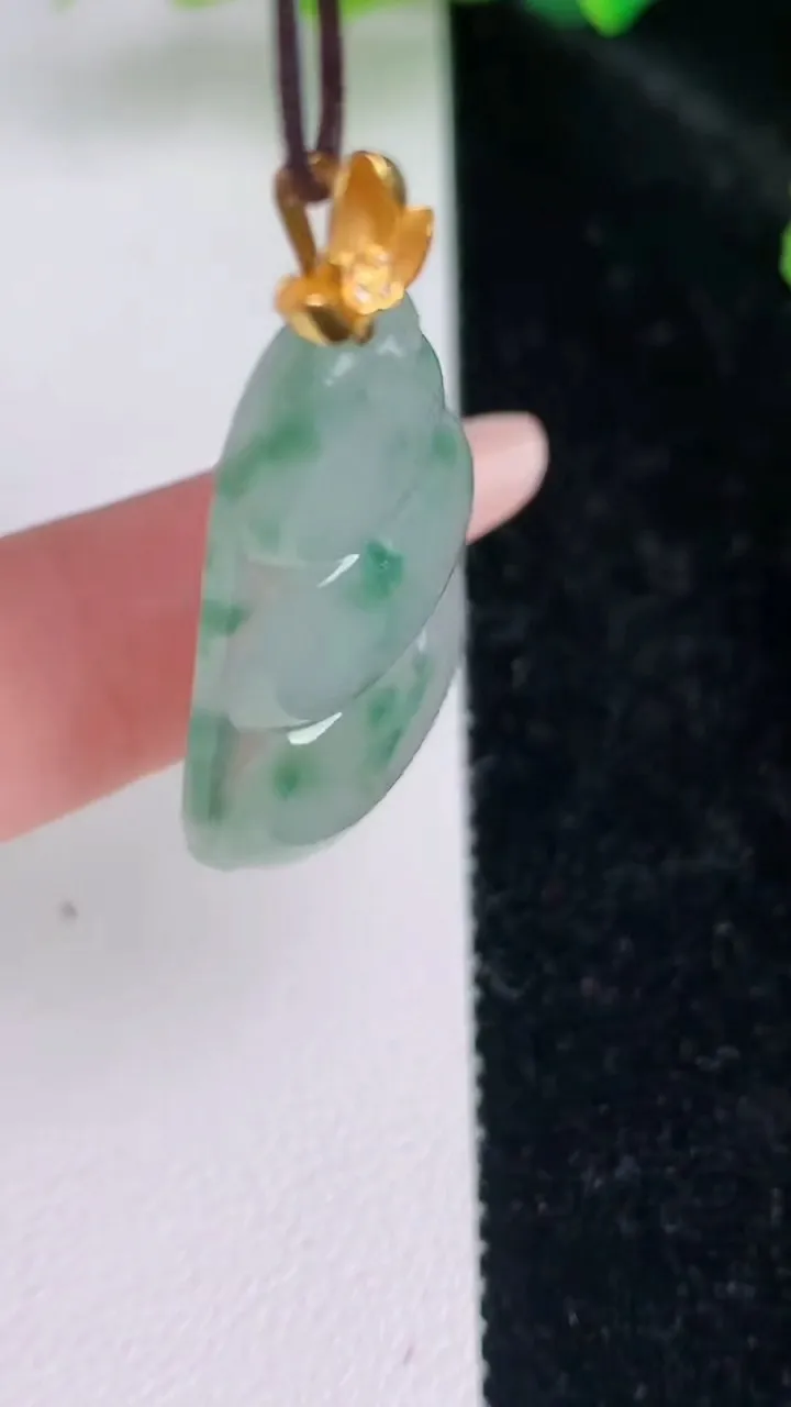 天然A货翡翠葫芦吊坠，尺寸39.2-19.7-5.7，重量:7.20g
7月4日