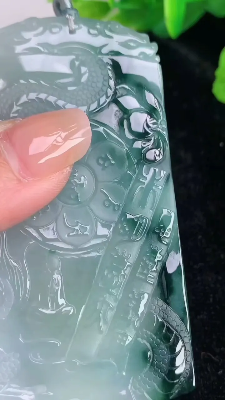 天然A货翡翠飘花祥龙文殊菩萨吊坠，尺寸77.2-45.2-7.2，重量:52.60g
7月4日