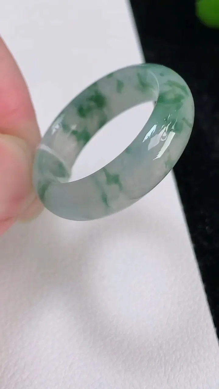 天然A货翡翠戒指指环，尺寸20.4-6.8-3.7，重量:6.00g2025年7月4日
工厂直销收藏佳品,种好水足，色泽均匀，有种有色，上手高大气！