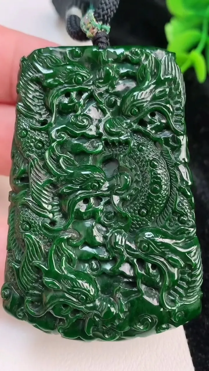 天然A货翡翠九龙至尊 龙牌吊坠，尺寸60-40.3-11.2，重量:61.66g
7月4日