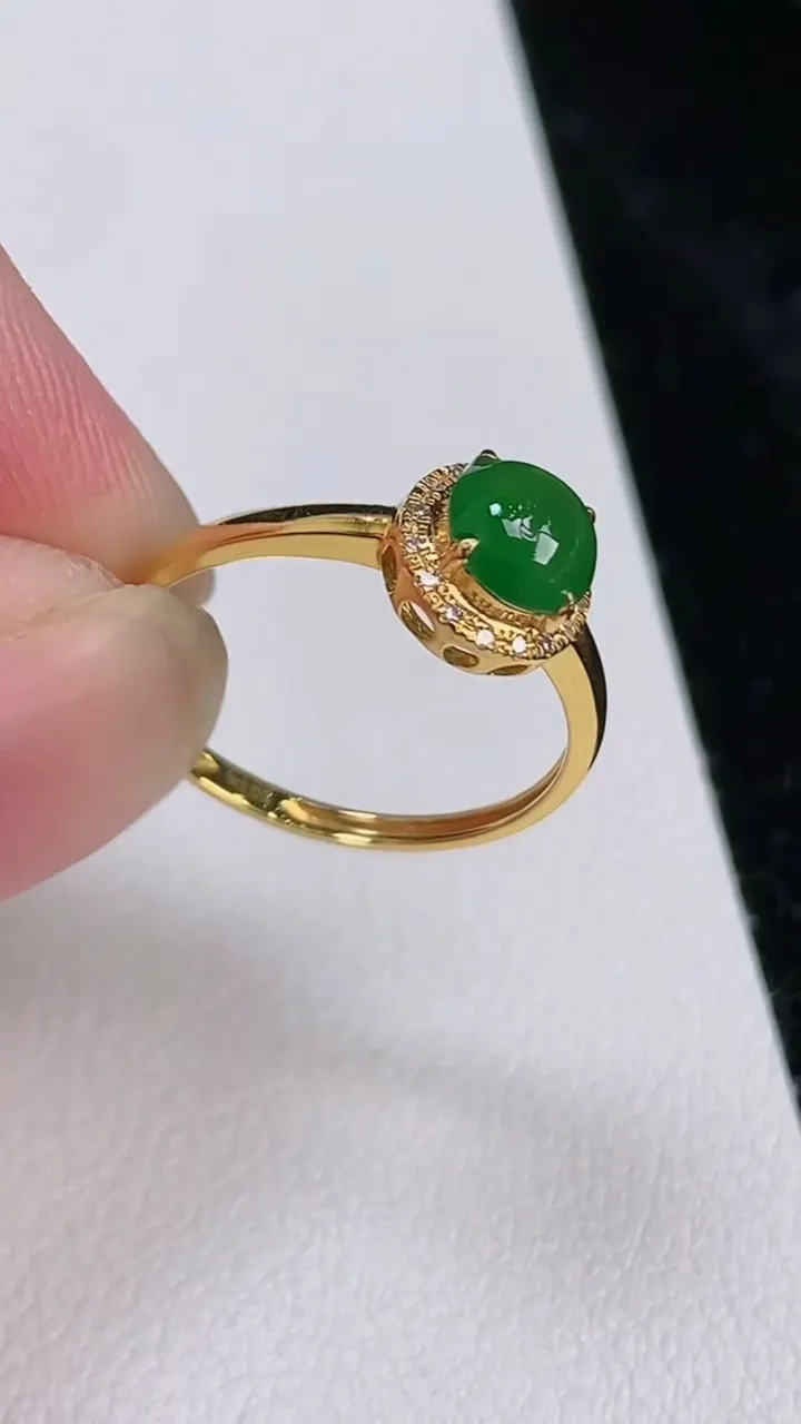 天然A货翡翠蛋面戒指，尺寸17.5-5.6，重量:1.28g2025年7月4日
工厂直销收藏佳品,种好水足，色泽均匀，有种有色，上手高大气！