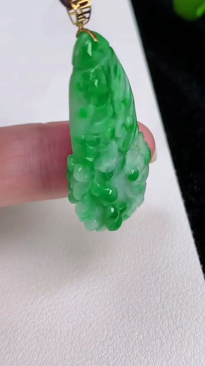 天然A货翡翠白菜吊坠，尺寸26.6-19.4-9，重量:8.29g
7月4日