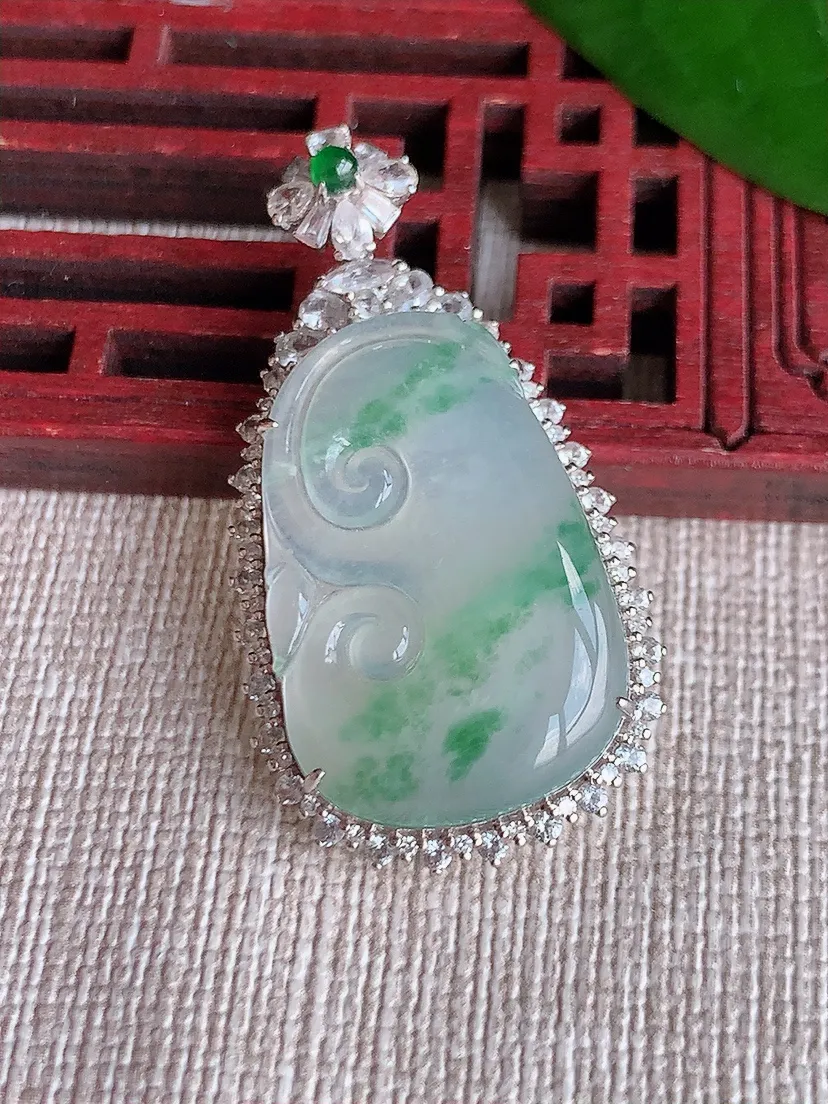 天然A货翡翠18K金伴飘花如意吊坠尺寸39.6×20.7×8裸石25.6×17m量6.38g 0702