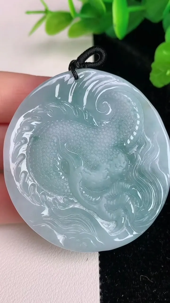 天然A货翡翠飘花龙牌吊坠，尺寸53.4-51-9.2，重量:50.83g
7月4日