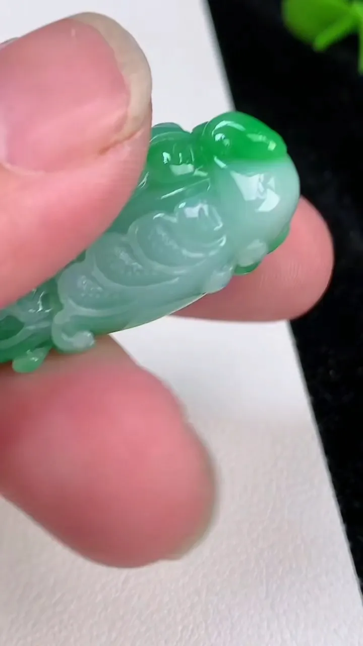 天然A货翡翠白菜吊坠，尺寸36.3-17.5-13.2，重量:13.30g
7月4日