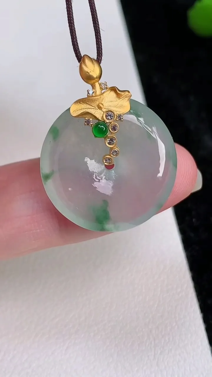 天然A货翡翠平安扣吊坠，尺寸20.5-4.5，重量:4.35g
7月4日