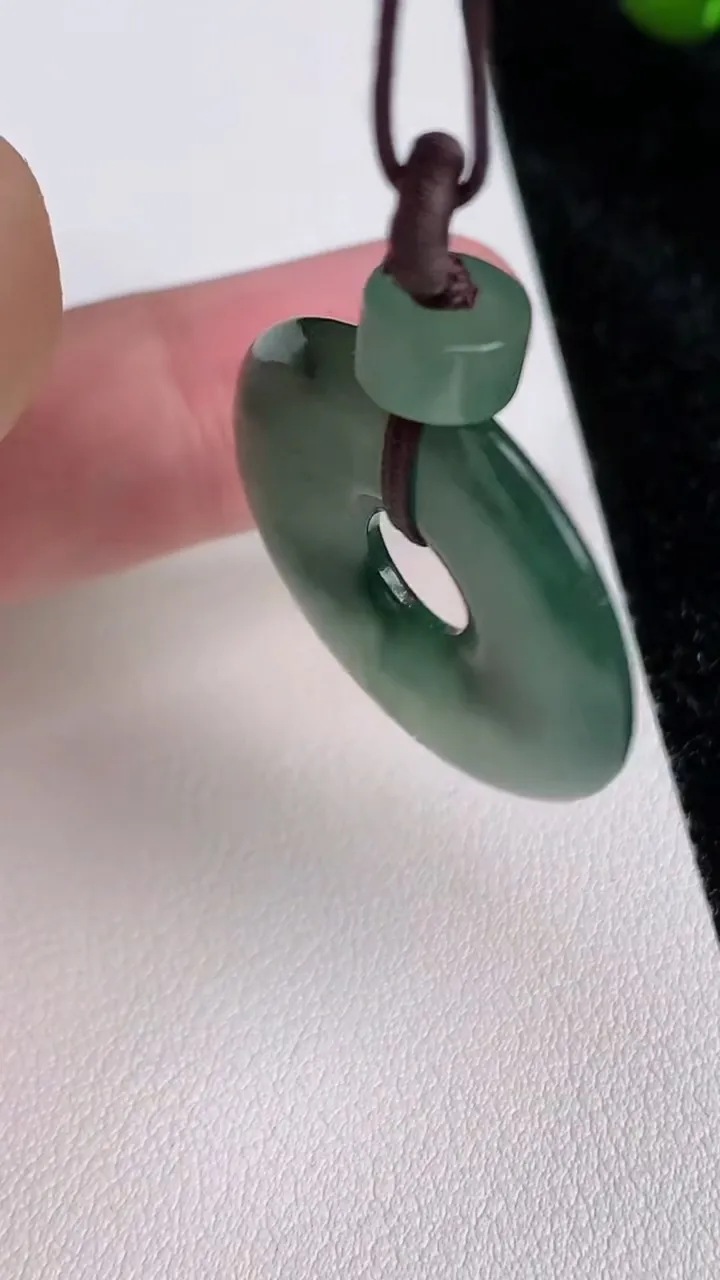 天然A货翡翠平安扣吊坠，尺寸28.5-4，重量:7.35g
7月4日