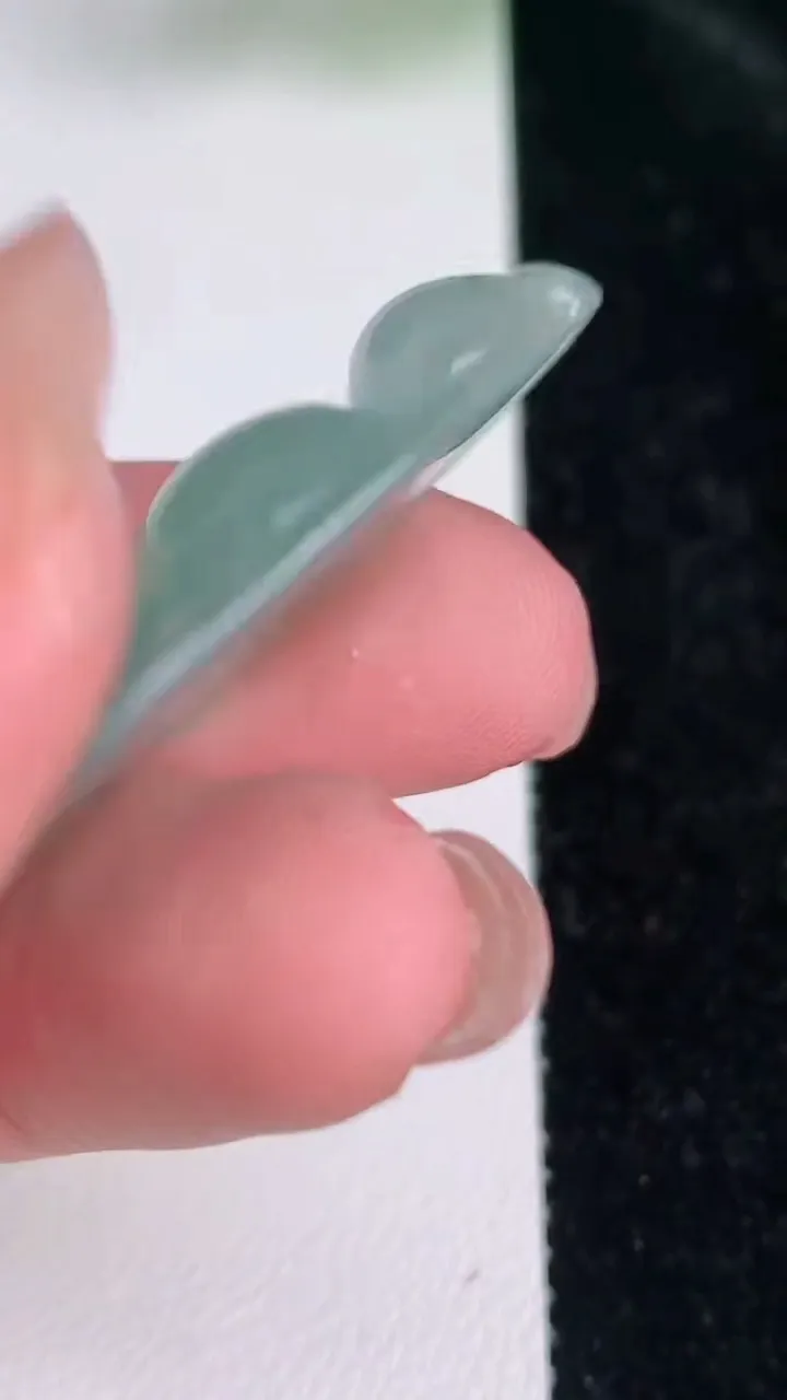 天然A货翡翠福豆吊坠，尺寸37.6-15.4-6.7，重量:6.39g
7月4日