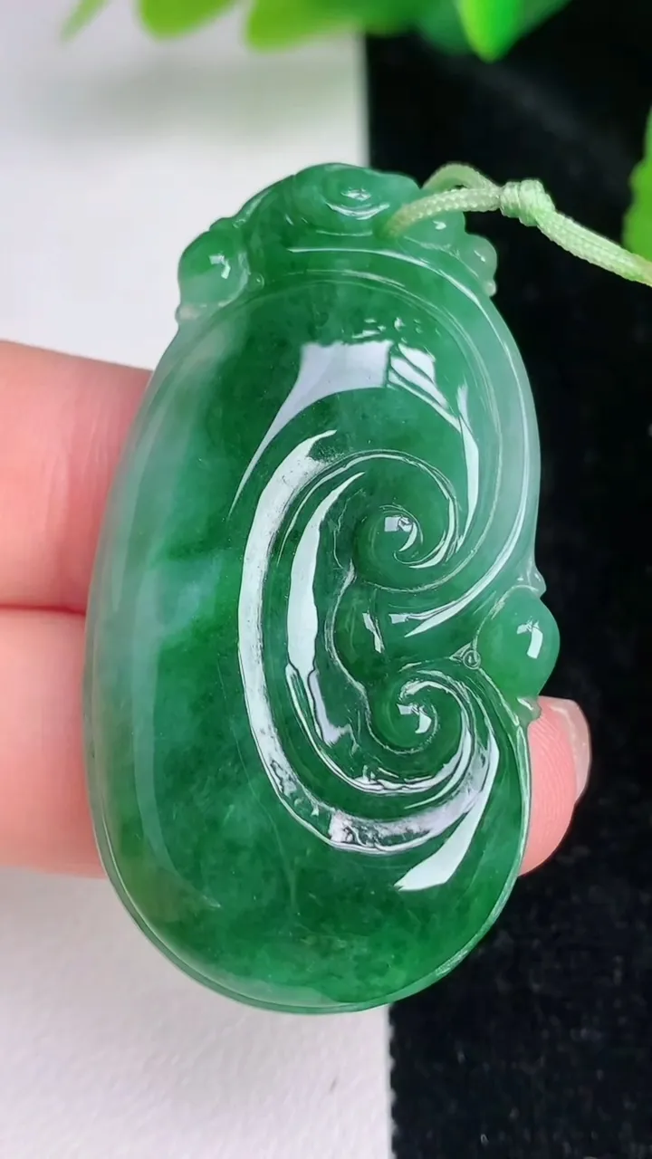天然A货翡翠如意吊坠，尺寸47.4-25-5.4，重量:12.37g
7月4日