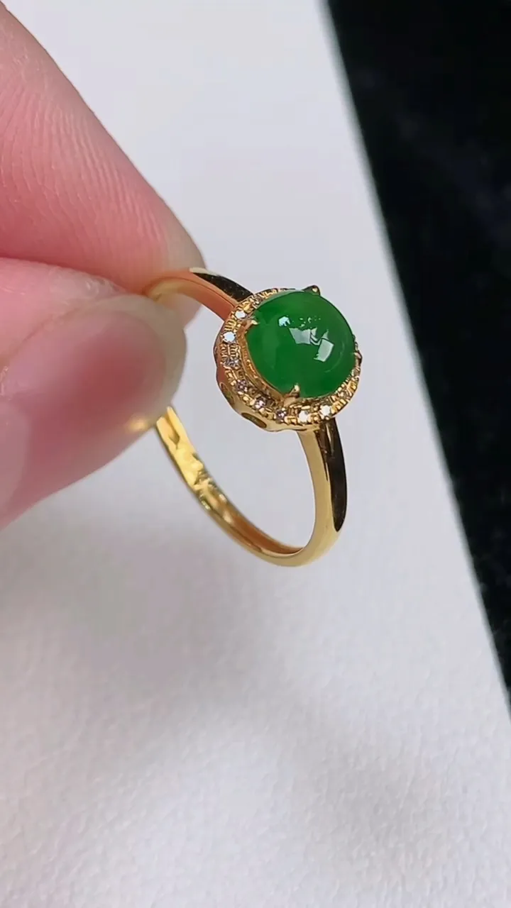 天然A货翡翠蛋面戒指，尺寸17.5-5.6，重量:1.28g2025年7月4日
工厂直销收藏佳品,种