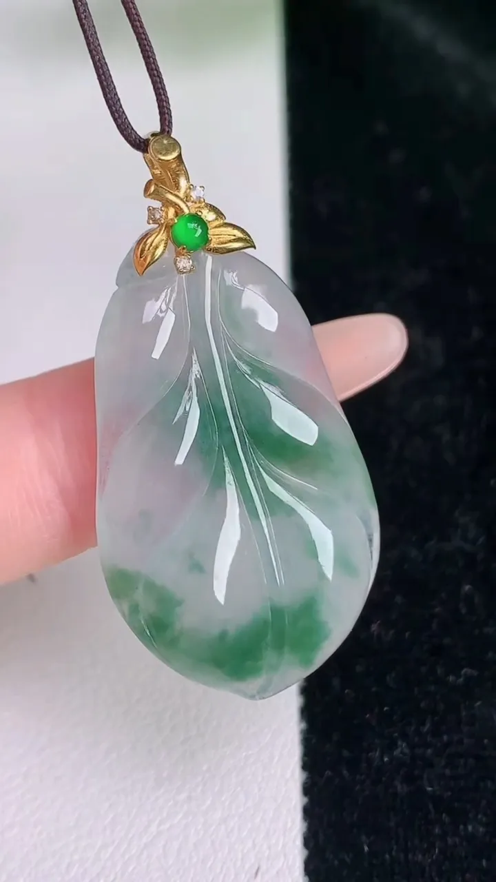 天然A货翡翠金枝玉叶 叶子吊坠，尺寸34-20-4，重量:5.48g
7月4日