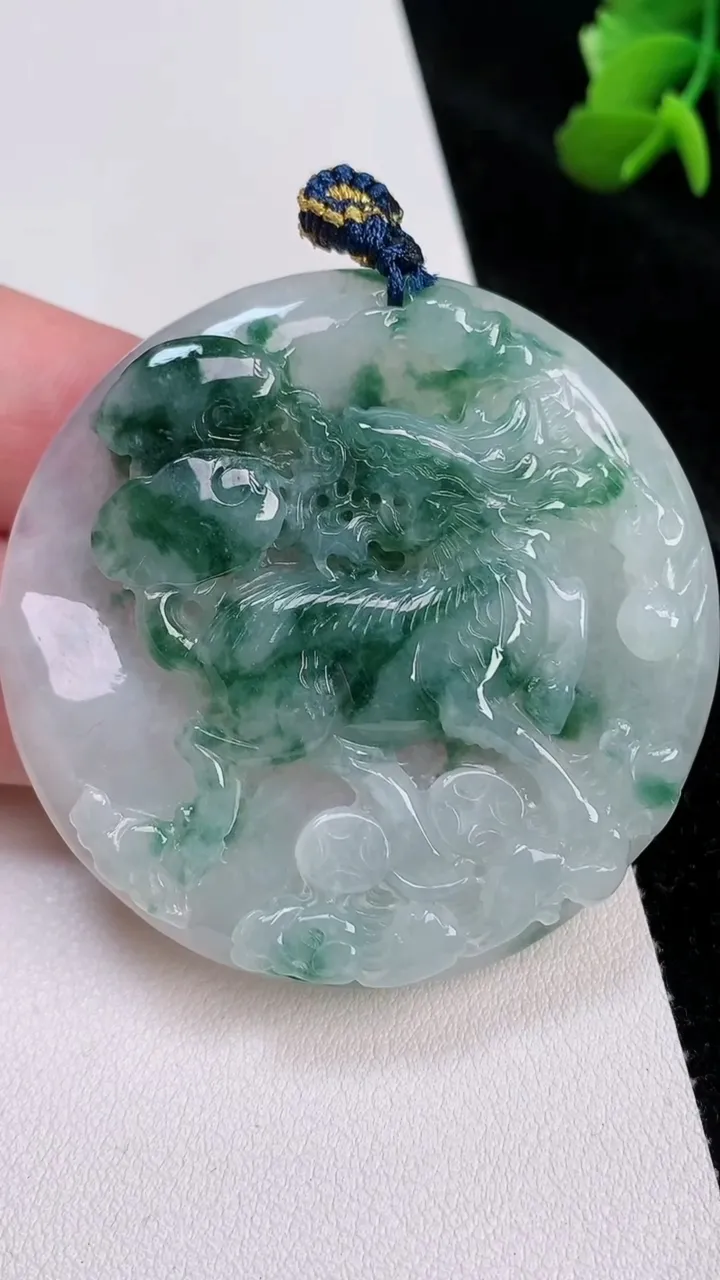 天然A货翡翠飘花麒麟吊坠，尺寸51.8-6.6，重量:33.69g
7月4日