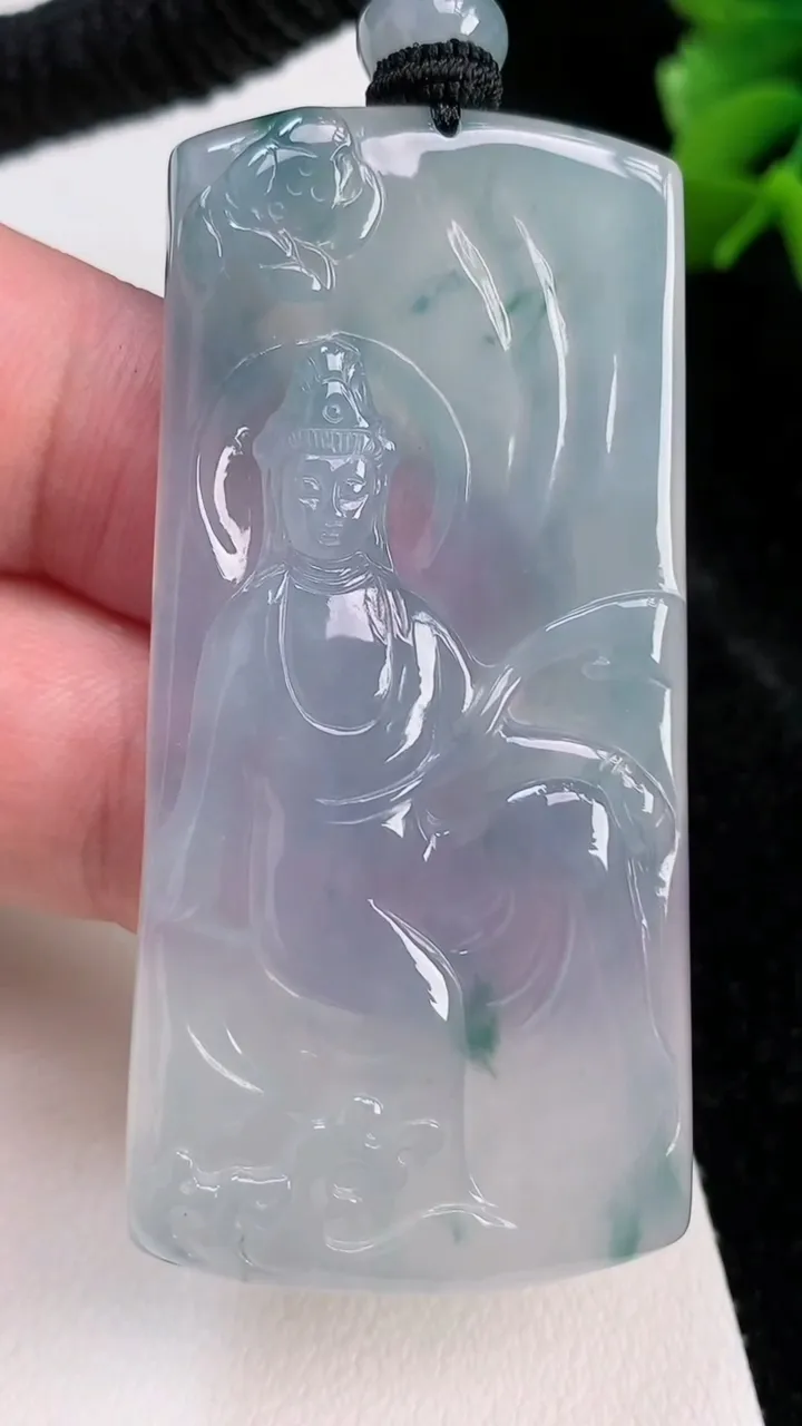 天然A货翡翠种飘花观音菩萨吊坠，尺寸58.7-29-4.7，重量:24.49g
7月4日