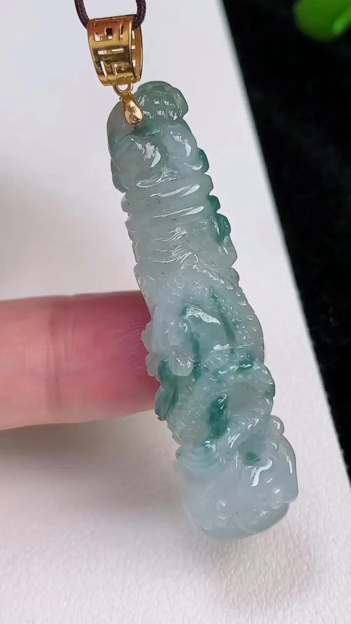 天然A货翡翠降魔杵吊坠，尺寸49-13-9.6，重量:10.80g
7月4日