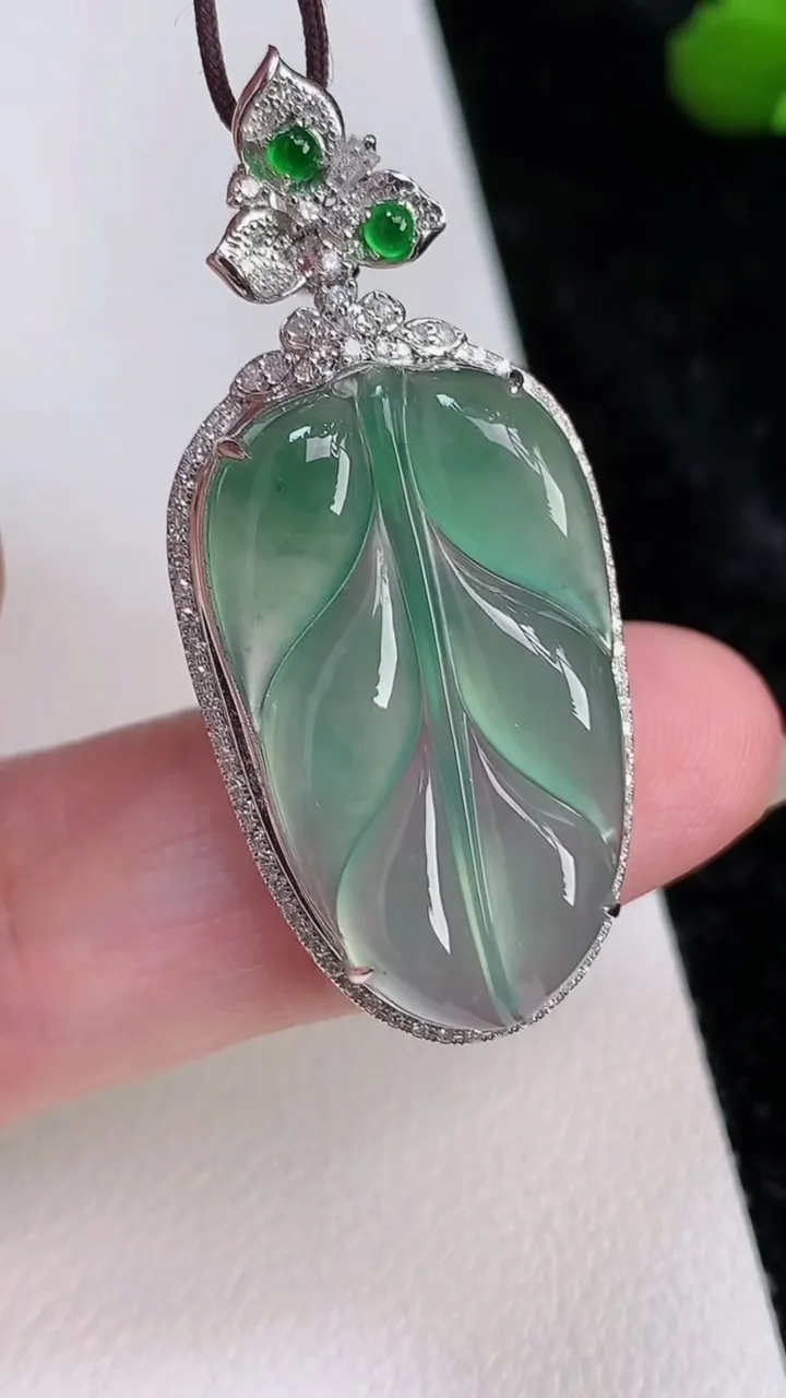 天然A货翡翠金枝玉叶 叶子吊坠，尺寸40.3-18-9.8，裸石26.6-15重量:5.05g
7月