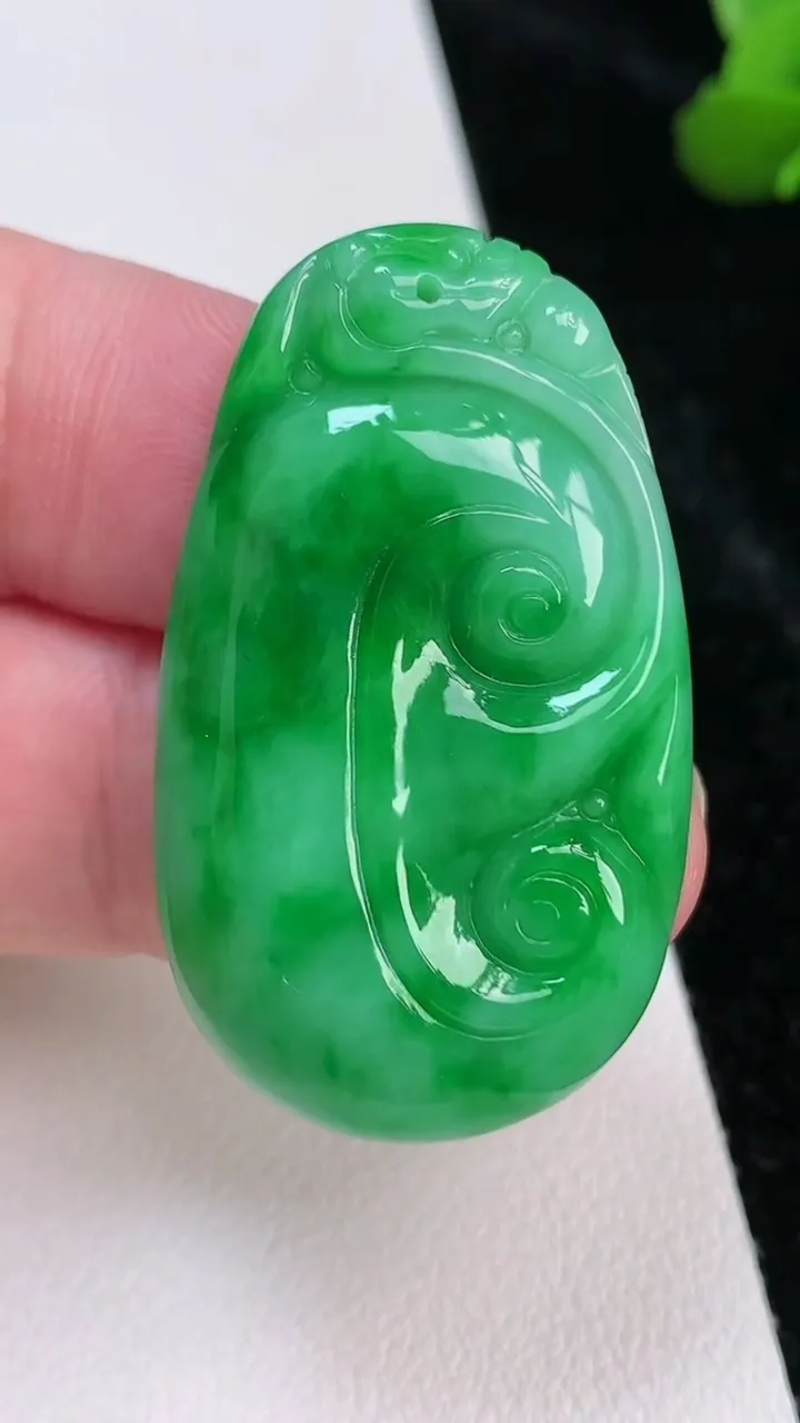 天然A货翡翠如意吊坠，尺寸40.3-23.4-6，重量:11.29g
7月4日