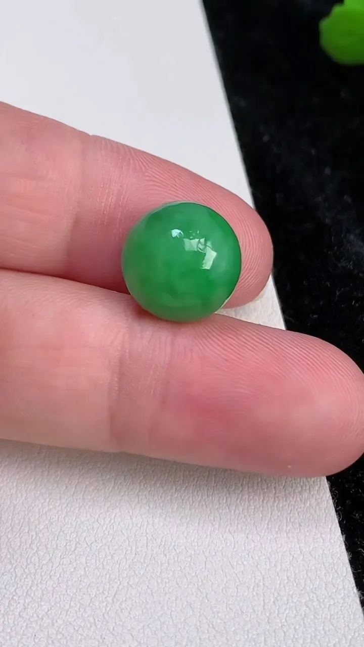 天然A货翡翠圆珠镶嵌件，尺寸12.5，重量:5.00g7月4日
工厂直销收藏佳品,种好水足，色泽均匀，有种有色，上手高大气！