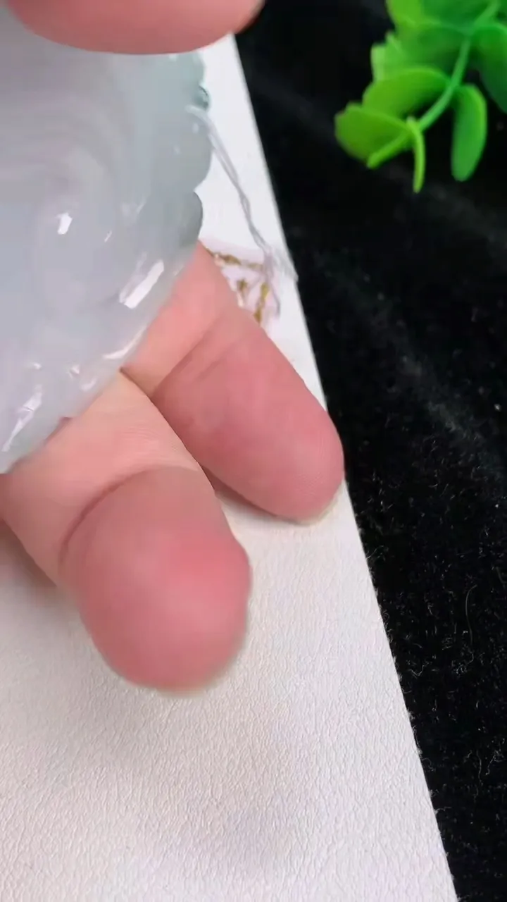 天然A货翡翠如意吊坠，尺寸56.8-48.2-6.2，重量:35.40g
7月4日