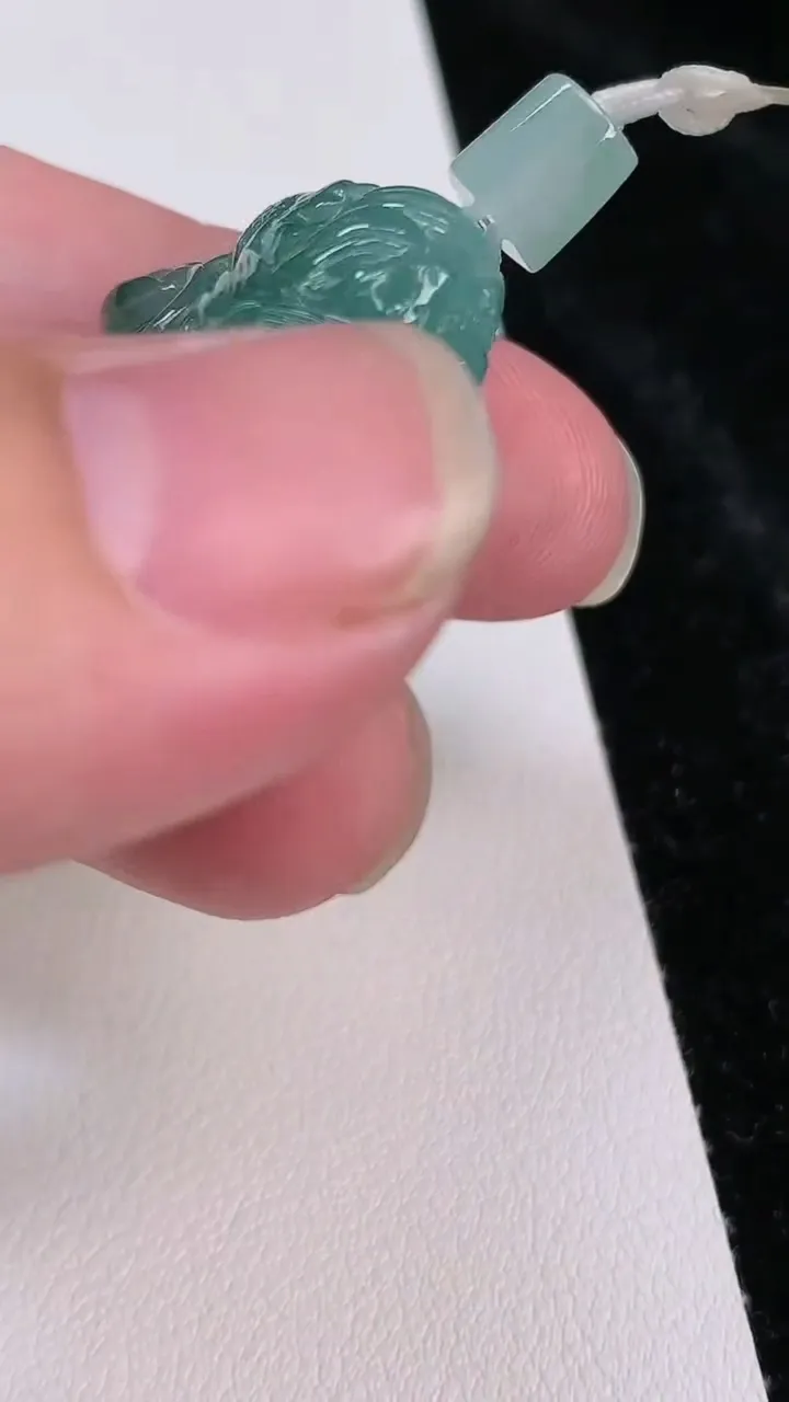 天然A货翡翠龙牌吊坠，尺寸47.7-20.5-11.4，重量:16.80g
7月4日