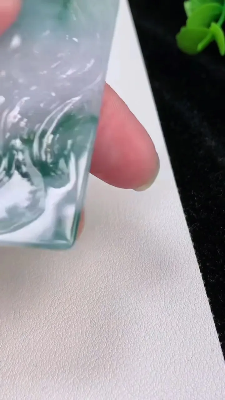 天然A货翡翠山水虚空藏观音菩萨吊坠，尺寸62.4-43-5.5，重量:32.61g
7月4日