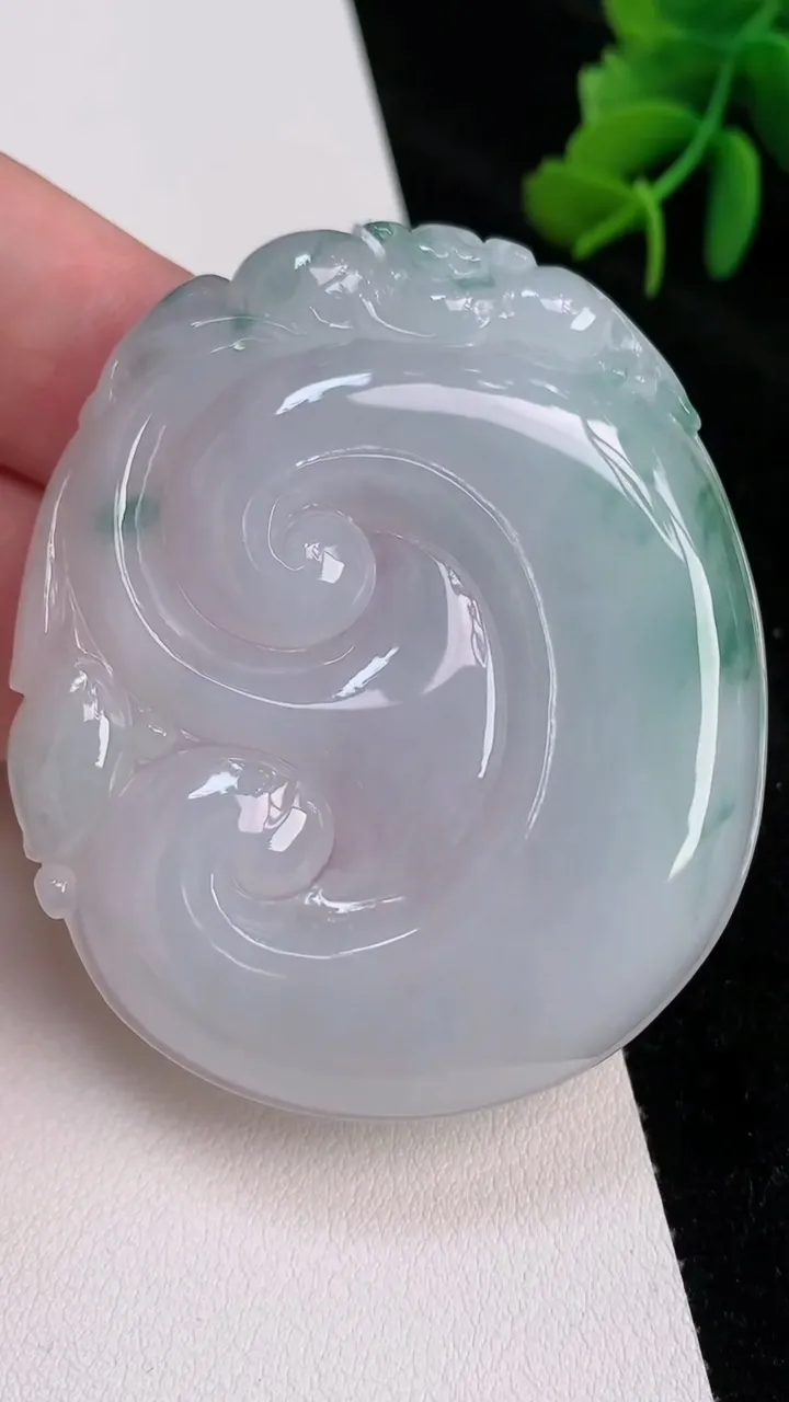 天然A货翡翠如意吊坠，尺寸56.8-48.2-6.2，重量:35.40g
7月4日