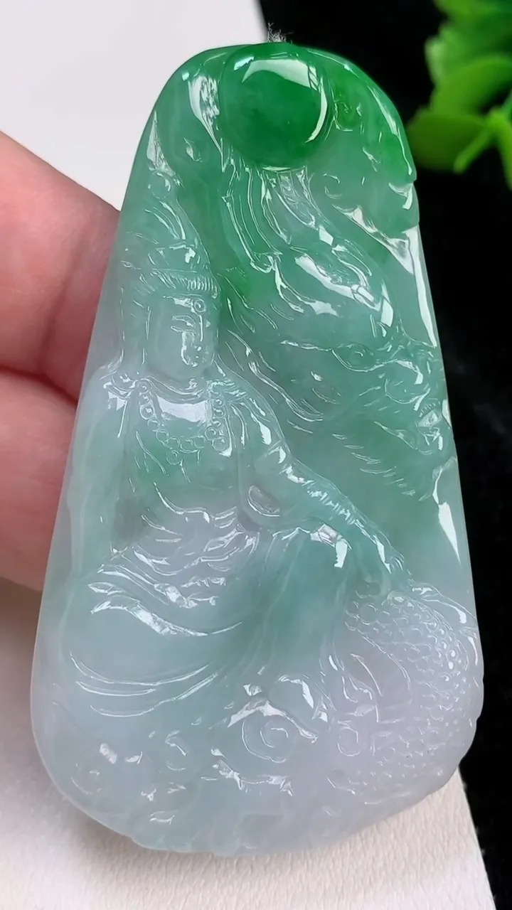 天然A货翡翠祥龙观音菩萨吊坠，尺寸68.2-38.6-5，重量:27.03g
7月4日